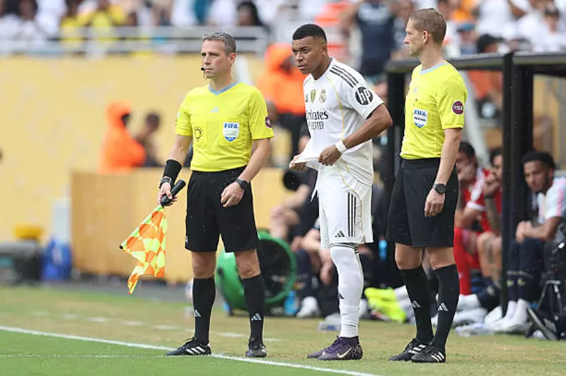 مبابي ينطلق من مقاعد البدلاء في أولى مشاركاته مع ريال مدريد بكأس العالم للأندية