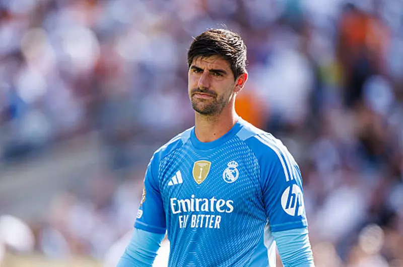 كورتوا ينتقد إقامة مباراة برشلونة وفياريال في ميامي